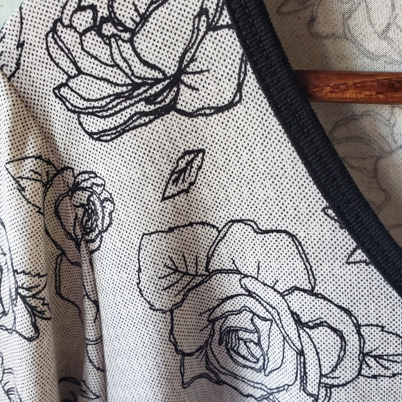 LulaRoe top XL - Picture 3 of 4